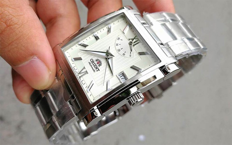 Đồng hồ d&acirc;y th&eacute;p kh&ocirc;ng gỉ