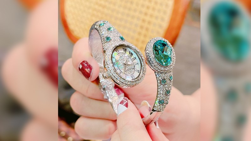 Đồng hồ c&oacute; thiết kế v&ocirc; c&ugrave;ng ấn tượng