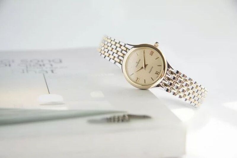 Khung viền mạ v&agrave;ng 18K sang trọng