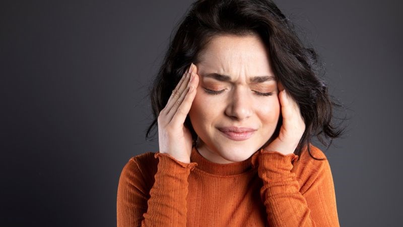 Bệnh bạch cầu gây ra triệu chứng đau đầu dai dẳng và khó chịu