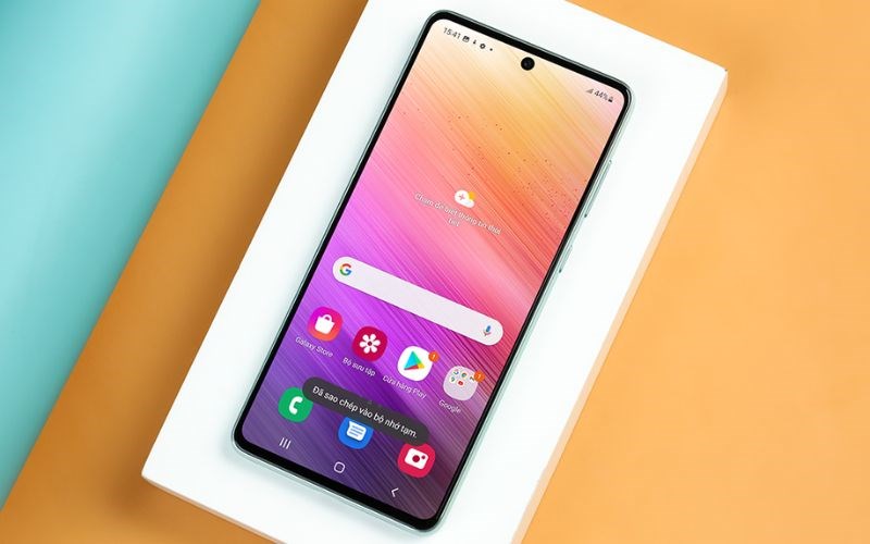 Điện thoại Samsung Galaxy A73 5G 128GB được trang bị tấm nền Super AMOLED Plus