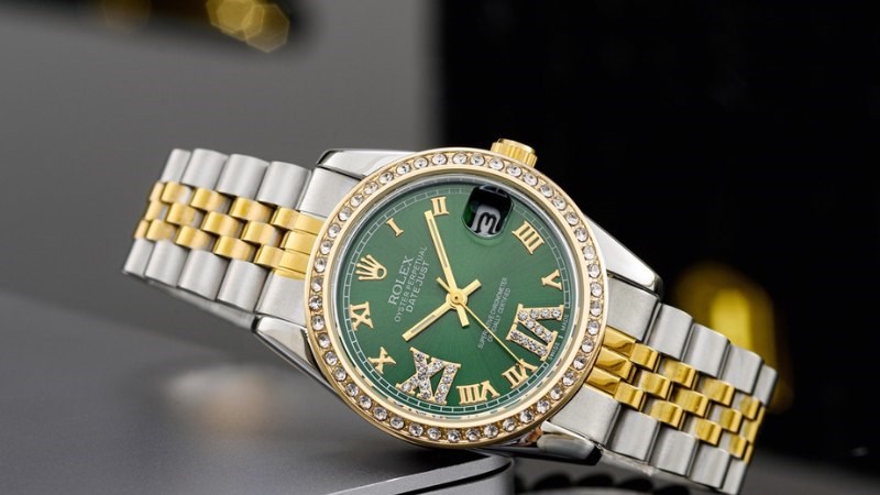 Sở hữu bộ v&agrave;nh bezel được nạm kim cương trang trọng v&agrave; lộng lẫy