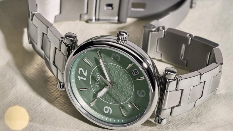 Mặt đồng hồ xanh l&aacute; tối giản l&agrave;m nổi bật với bộ 2 kim m&agrave;u bạc 