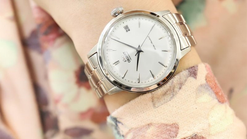 Đồng hồ c&oacute; m&agrave;u bạc nhỏ nhắn, s&aacute;ng b&oacute;ng thu h&uacute;t mọi &aacute;nh nh&igrave;n