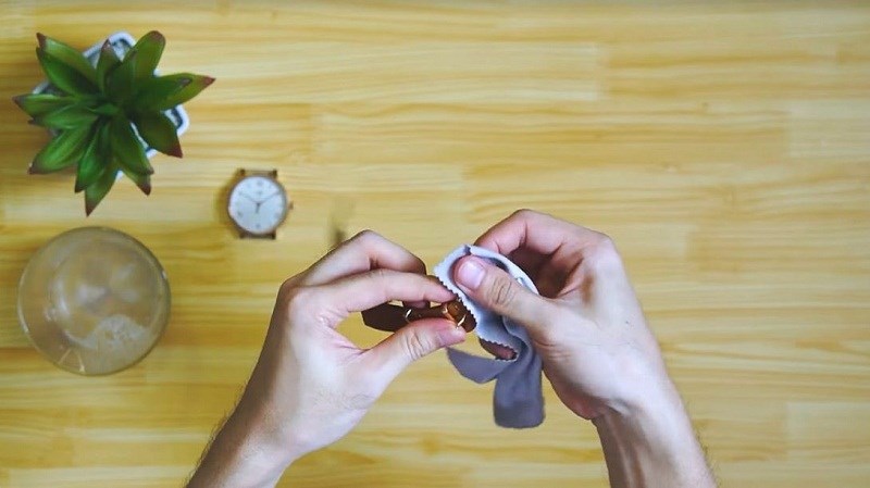 D&ugrave;ng khăn sạch lau lại đồng hồ