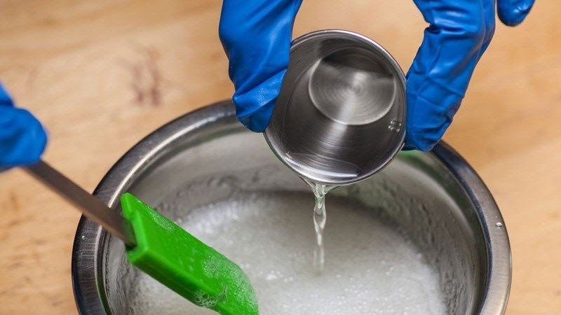 Pha chế hỗn hợp tẩy rửa từ nước v&agrave; x&agrave; ph&ograve;ng