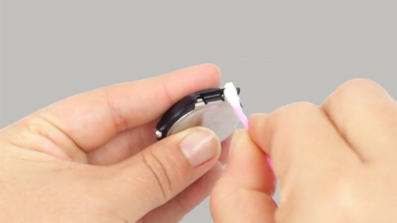 Sử dụng tăm b&ocirc;ng để l&agrave;m sạch c&aacute;c kẽ nhỏ