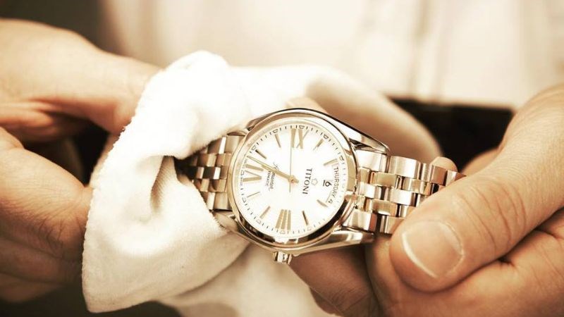 N&ecirc;n sử dụng khăn mềm để vệ sinh đồng hồ mạ v&agrave;ng