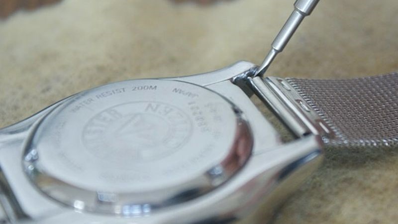 Th&aacute;o d&acirc;y trước khi vệ sinh đồng hồ l&agrave; cần thiết