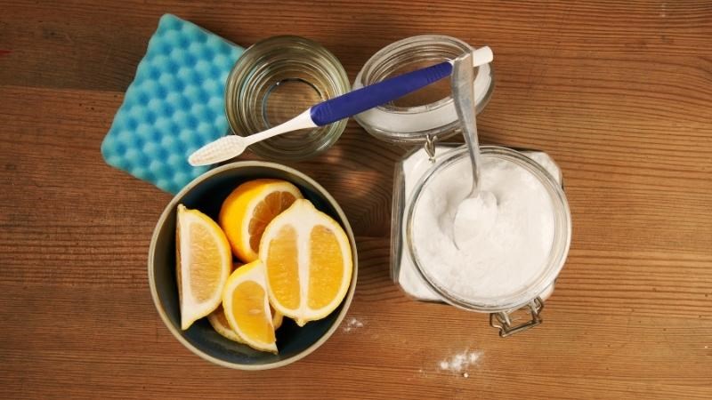 H&atilde;y chọn dung dịch v&agrave; dụng cụ tẩy rửa ph&ugrave; hợp cho chiếc đồng hồ của bạn