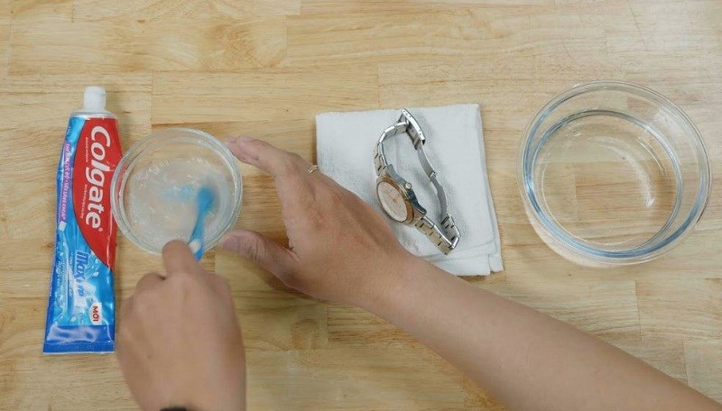 Chuẩn bị dung dịch vệ sinh đồng hồ