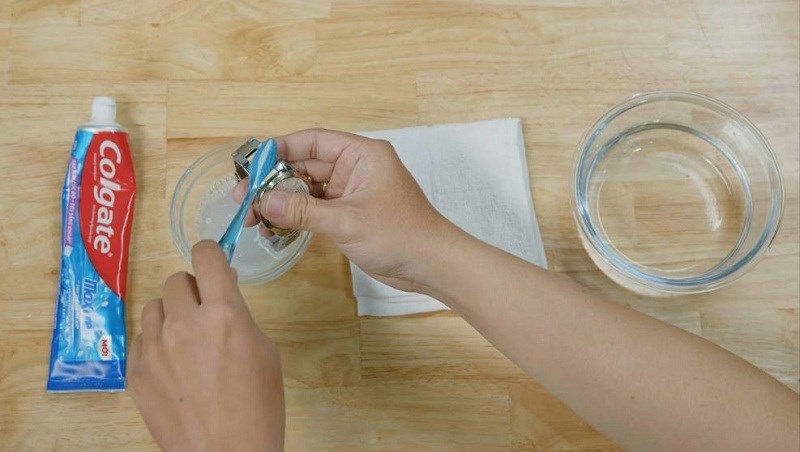 D&ugrave;ng b&agrave;n chải l&ocirc;ng mềm để vệ sinh d&acirc;y đồng hồ