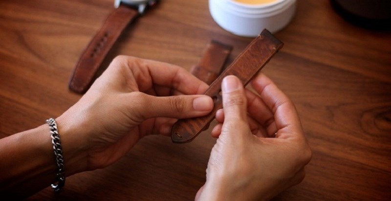 Th&aacute;o d&acirc;y đồng hồ trước khi vệ sinh