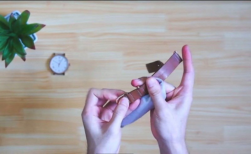 Thấm &iacute;t nước v&agrave;o khăn để lau sơ