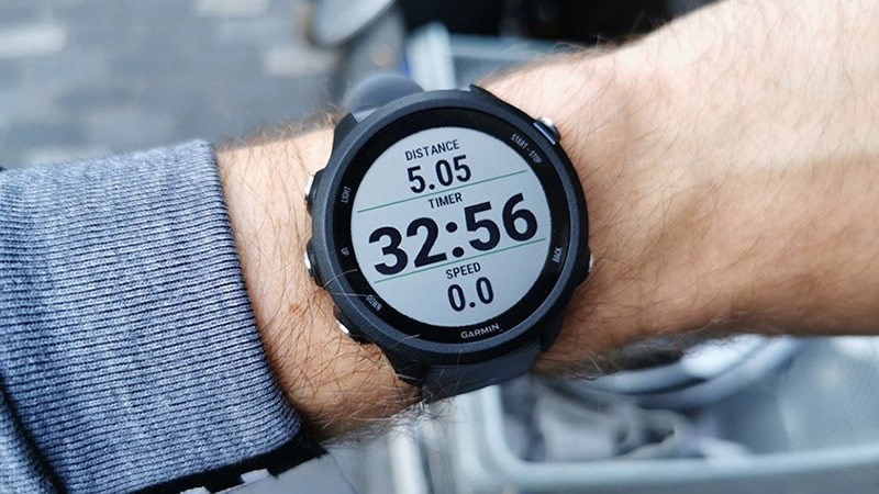 Garmin Elevate sử dụng đ&egrave;n LED chiếu v&agrave;o da