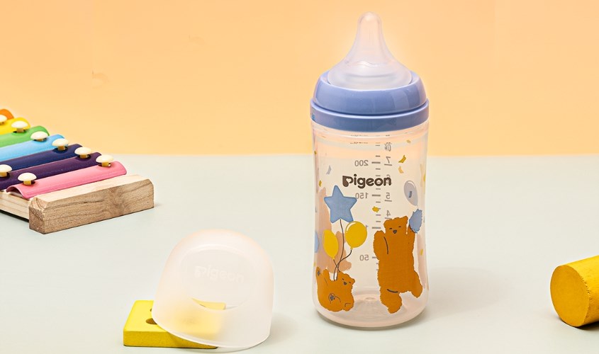 Bình sữa nhựa PP Pigeon Softouch Plus WN3 cổ rộng 240 ml - Hình gấu (từ 3 tháng) Bình sữa nhựa PP Pigeon Softouch Plus WN3 cổ rộng 240 ml - Hình gấu (từ 3 tháng)