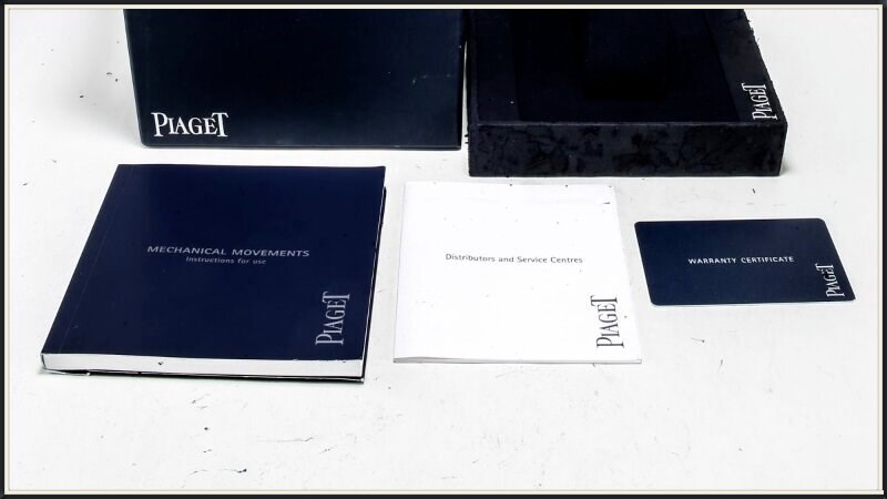 Đồng hồ Piaget có các giấy tờ kèm theo và chữ in rõ ràng Đồng hồ Piaget có các giấy tờ kèm theo và chữ in rõ ràng