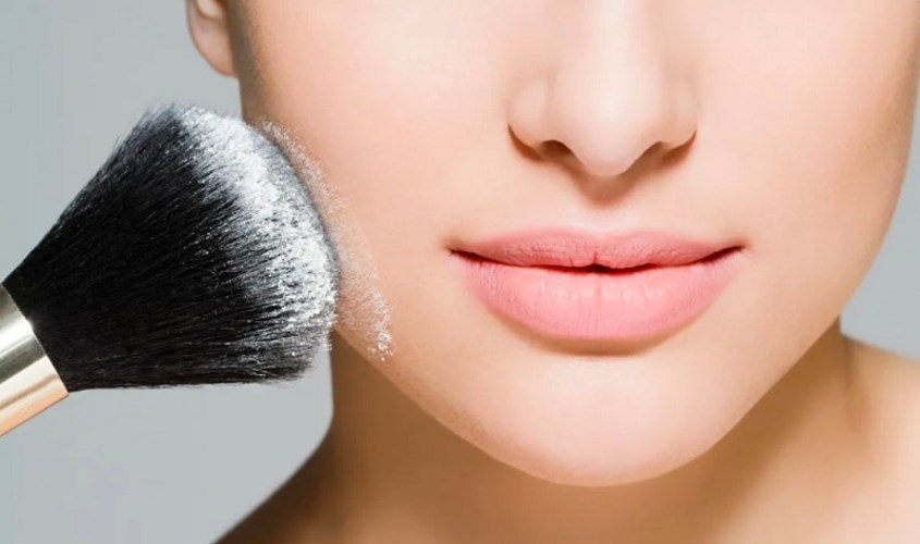 Bạn có thể sử dụng phấn rôm thay phấn phủ để trang điểm