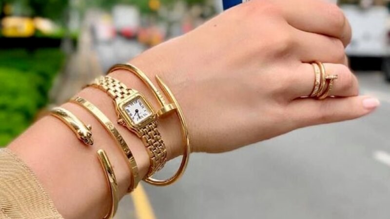 Gi&uacute;p bản th&acirc;n mới mẻ hơn khi phối đồng hồ với v&ograve;ng tay