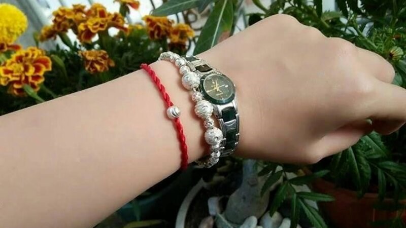 Phối hợp c&ugrave;ng v&ograve;ng tay phong thuỷ sẽ gi&uacute;p đem lại vận may cho người mang