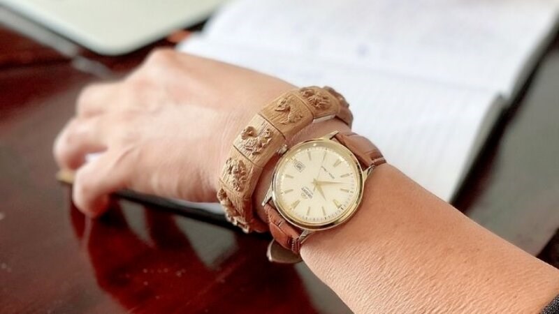 L&agrave;m bạn trở n&ecirc;n kh&aacute;c lạ khi kết hợp đồng hồ c&ugrave;ng v&ograve;ng trầm