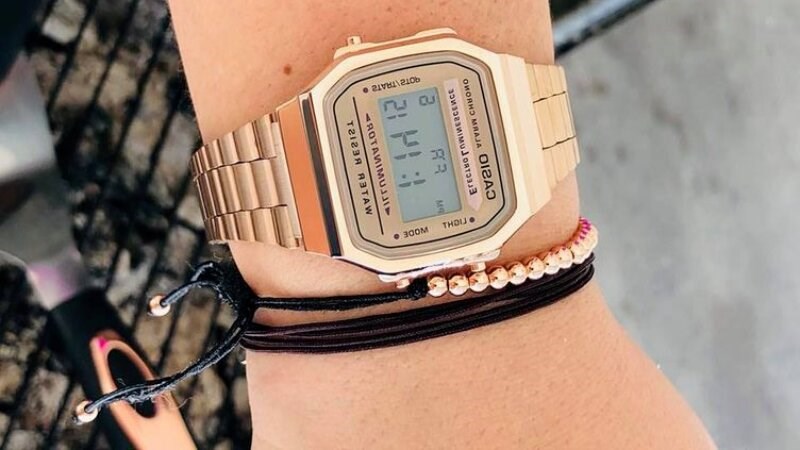 Phối hợp đồng hồ điện tử với v&ograve;ng tay thật năng động m&agrave; cũng rất thanh t&uacute;