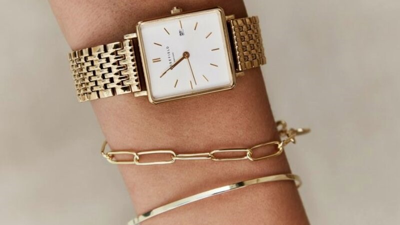 Kh&ocirc;ng c&ograve;n qu&aacute; xa lạ khi kết hợp đồng hồ c&ugrave;ng lắc tay