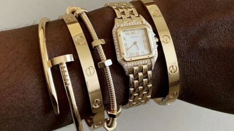 H&atilde;y thử ph&aacute; c&aacute;ch theo chất ri&ecirc;ng của bạn khi thay đổi vị tr&iacute; c&aacute;c d&acirc;y đeo