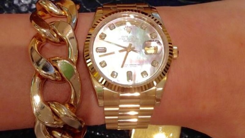 H&atilde;y chọn chiếc đồng hồ của bạn l&agrave;m điểm nhấn hoặc chiếc v&ograve;ng tay