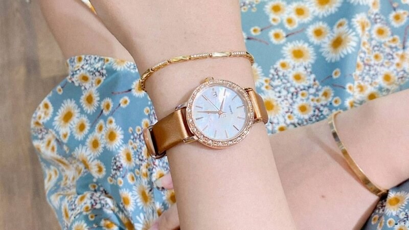 Đồng hồ Sheen đ&atilde; cuốn h&uacute;t nay lại đẹp hơn khi kết hợp với v&ograve;ng tay