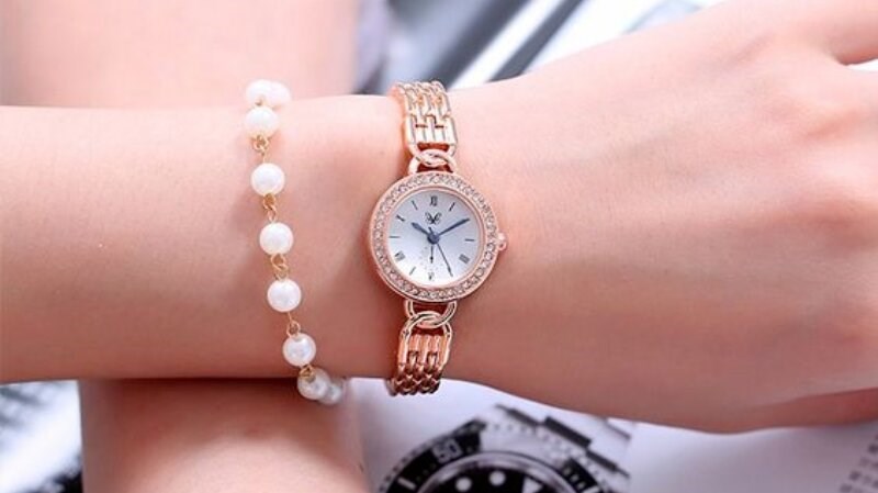 Cổ tay nhỏ ph&ugrave; hợp với d&acirc;y đồng hồ bản nhỏ v&agrave; v&ograve;ng tay