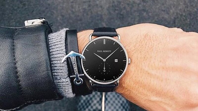 Kết hợp đồng hồ với v&ograve;ng d&acirc;y da t&ocirc;n l&ecirc;n sự lịch l&atilde;m của bản th&acirc;n