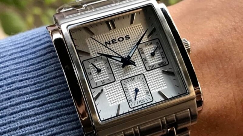 Mặt đồng hồ Neos c&oacute; độ s&aacute;ng v&agrave; chống trầy xước cao