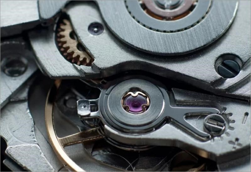 Bộ máy có đường kính 30mm, độ dày 7,9mm, có khả năng dự trữ năng lượng lên đến 48 giờ Bộ máy có đường kính 30mm, độ dày 7,9mm, có khả năng dự trữ năng lượng lên đến 48 giờ