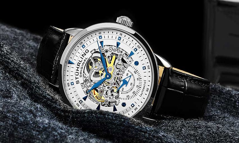 Chiếc đồng hồ lộ cơ đang cho bạn c&acirc;n nhắc lựa chọn