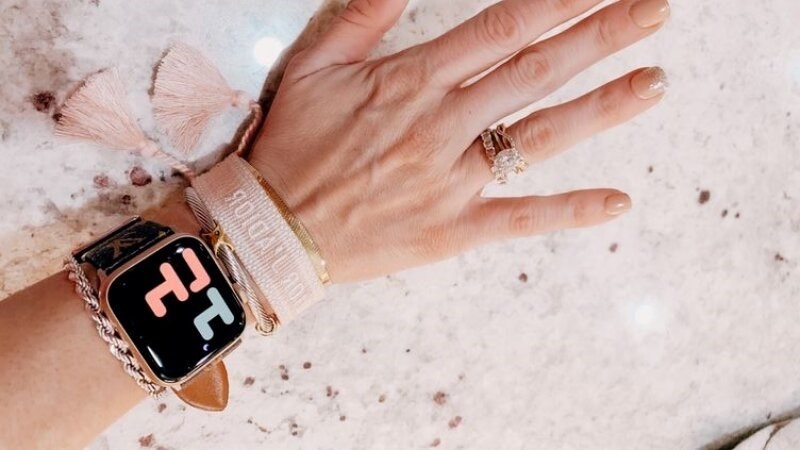 Đồng hồ th&ocirc;ng minh kết hợp v&ograve;ng tay cho những ai c&oacute; lối sống hiện đại