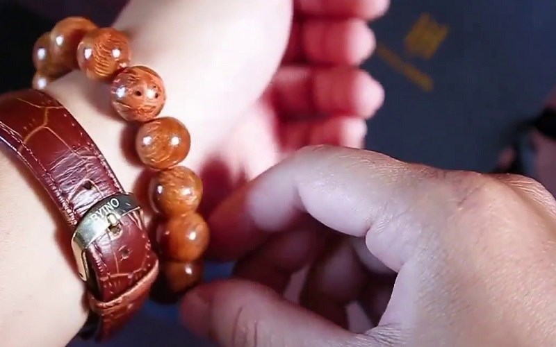 Đeo đồng hồ v&agrave; v&ograve;ng tay phong thủy để tăng th&ecirc;m sự may mắn