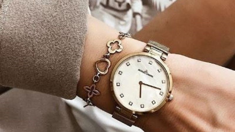 N&ecirc;n đeo đồng hồ c&ugrave;ng lắc tay để tạo điểm nhấn ri&ecirc;ng