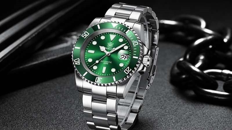 Thiết kế với mặt đồng hồ m&agrave;u xanh đặc trưng