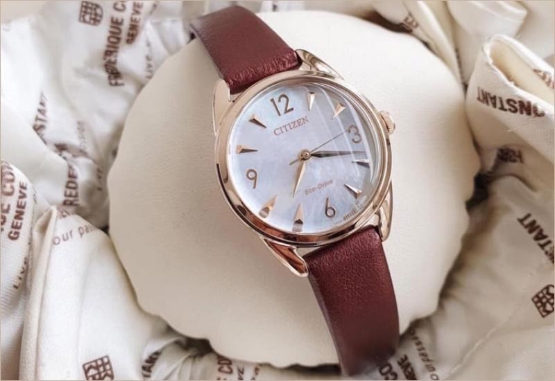 Thương hiệu kết hợp giữa sự mạnh mẽ trong kiểu d&aacute;ng mặt đồng hồ v&agrave; sự độc đ&aacute;o, hiện đại trong thiết kế tạo n&ecirc;n n&eacute;t đặc trưng ri&ecirc;ng của sản phẩm