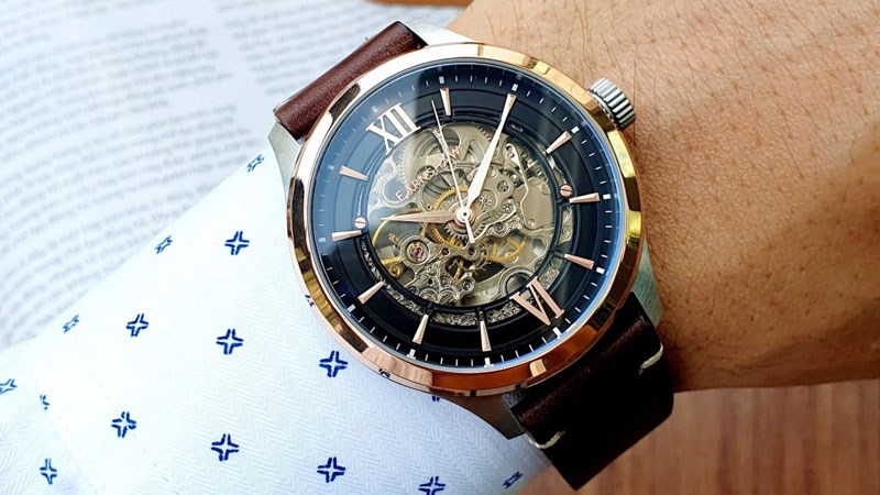 Sự kết hợp tinh tế, cao cấp của dây da và thép không gỉ Sự kết hợp tinh tế, cao cấp của dây da và thép không gỉ