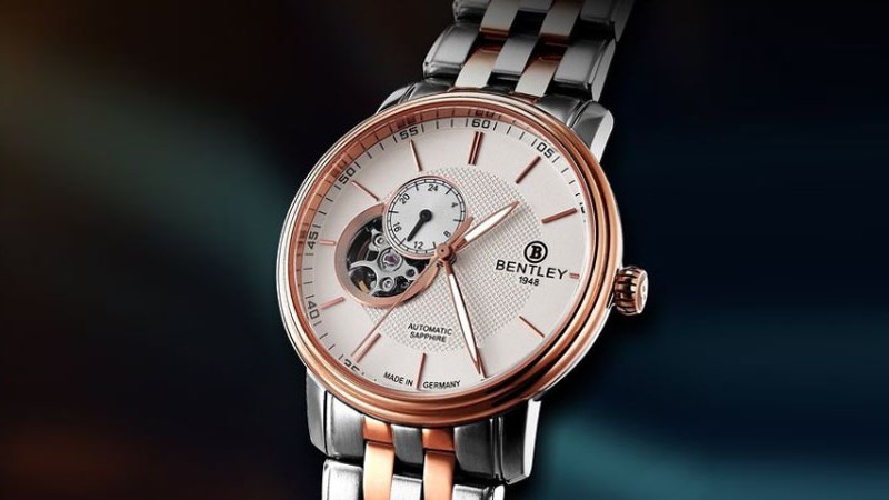 Mặt k&iacute;nh Sapphire cứng c&aacute;p, c&oacute; khả năng chống trầy xước hiệu quả