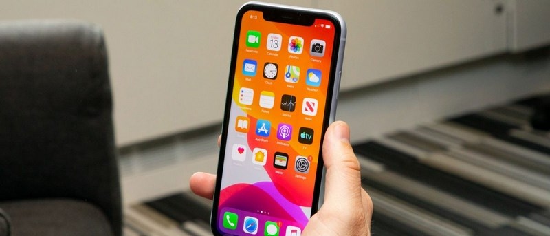 Ngoại h&igrave;nh của iPhone X tr&ocirc;ng mỏng v&agrave; ưa nh&igrave;n hơn iPhone 11