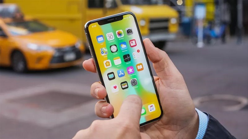iPhone X sở hữu m&agrave;n h&igrave;nh OLED, đem lại chất lượng hiển thị tốt hơn