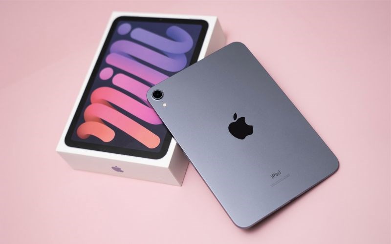 iPad mini 6 c&oacute; thiết kế v&aacute;t phẳng vu&ocirc;ng vức, giao diện nh&igrave;n tinh tế v&agrave; cao cấp hơn c&aacute;c đời cũ