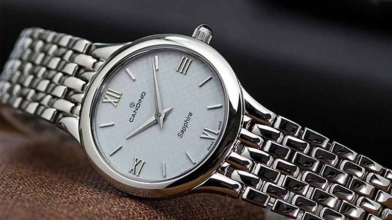 Đồng hồ có thiết đơn giản nhưng cũng không kém phần sang trọng Đồng hồ có thiết đơn giản nhưng cũng không kém phần sang trọng