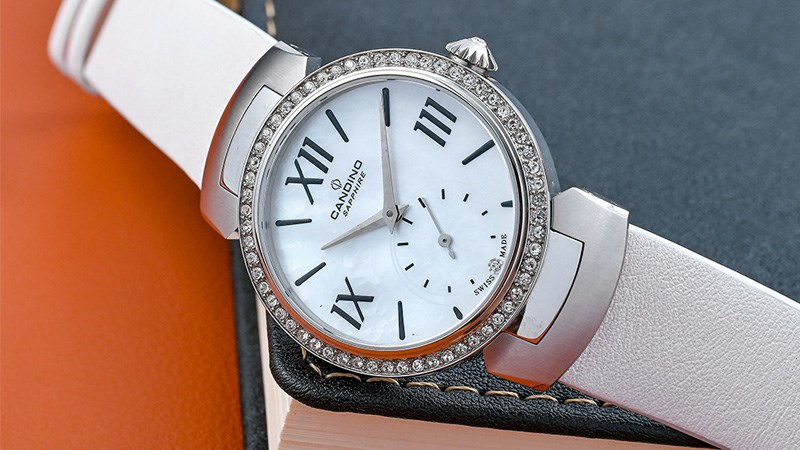 Đồng hồ nổi bật với thiết kế đơn giản, tinh tế, sang trọng Đồng hồ nổi bật với thiết kế đơn giản, tinh tế, sang trọng