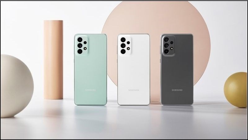 Mặt lưng nhựa ho&agrave;n thiện nh&aacute;m hoặc trơn ở Samsung Galaxy A cận cao cấp