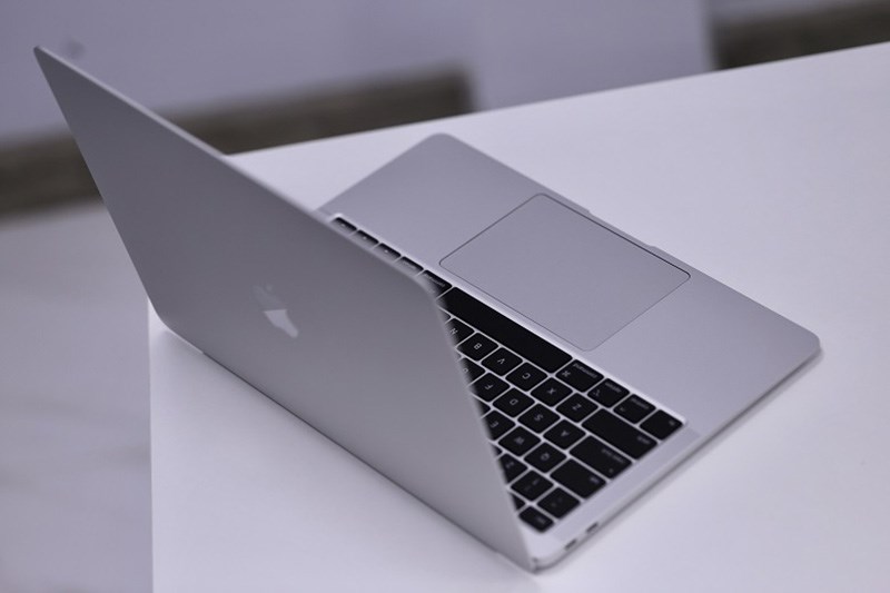Thời lượng pin của MacBook Air M1 c&oacute; thời lượng pin sử dụng d&agrave;i hơn 