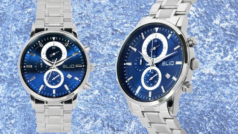 Mặt đồng hồ nổi bật với nền xanh dương s&aacute;ng b&oacute;ng